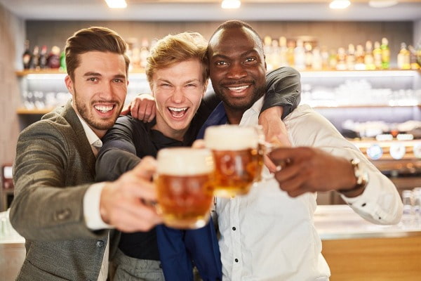 Friends cheersing beers on their brewery tour in Las Vegas