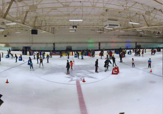 Las Vegas Ice Center - people taking ice skating lessons