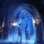 Universal Horror Unleashed image of a couple walking into a spooky looking building.