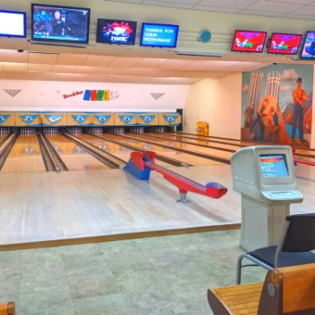 Classic, retro 8-lane bowling alley Boulder Bowl in Boulder City