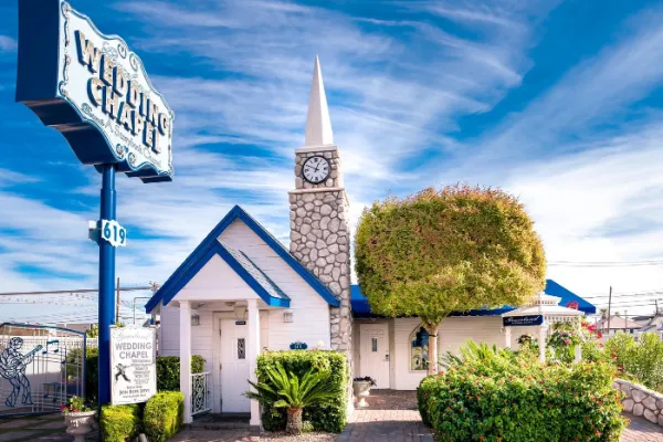Elvis wedding ceremony package at Graceland Wedding Chapel in Downtown Las Vegas